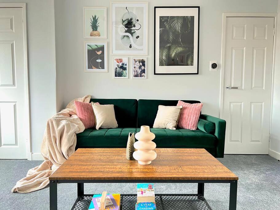 Quirky, Family Home In Glasgow Cardonald Экстерьер фото