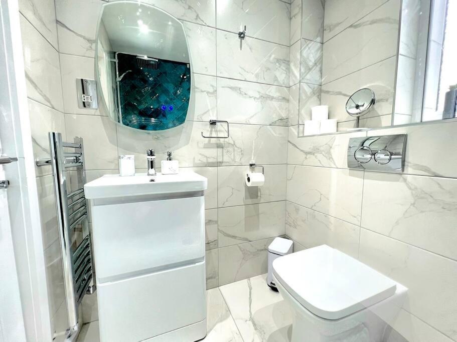 Quirky, Family Home In Glasgow Cardonald Экстерьер фото