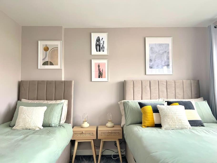 Quirky, Family Home In Glasgow Cardonald Экстерьер фото