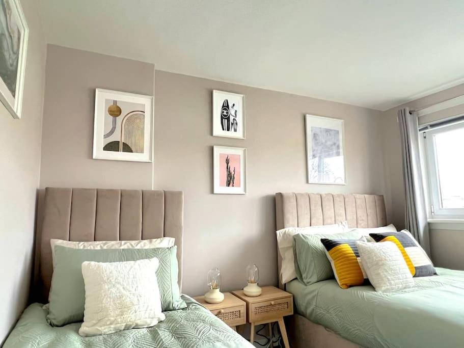 Quirky, Family Home In Glasgow Cardonald Экстерьер фото