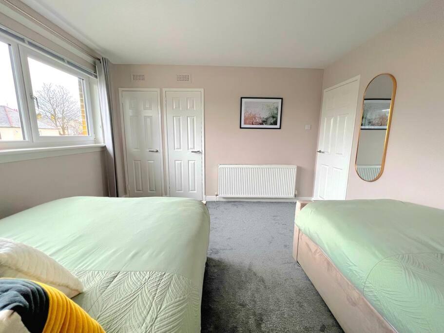 Quirky, Family Home In Glasgow Cardonald Экстерьер фото