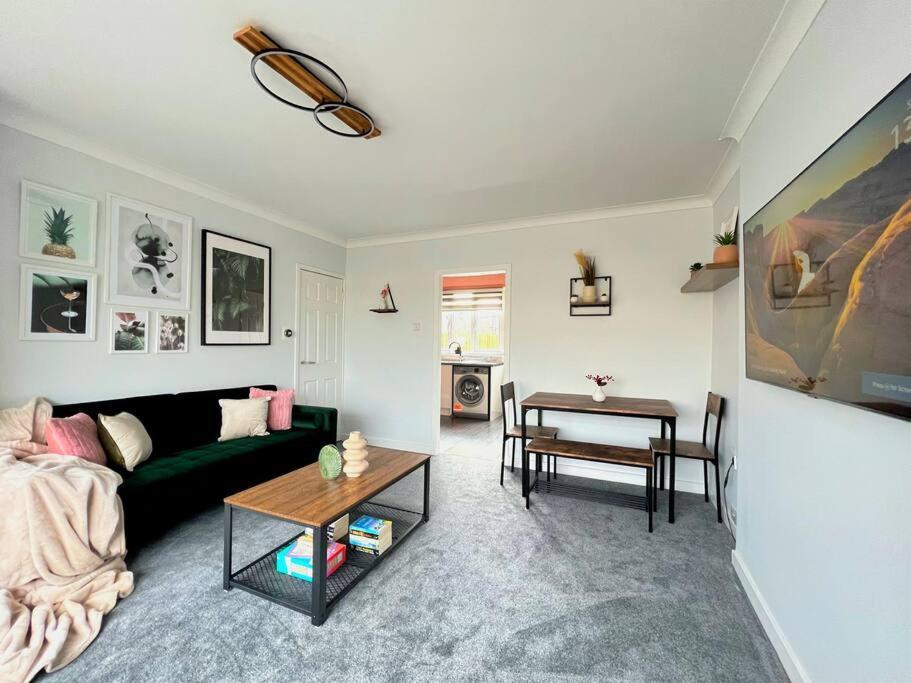 Quirky, Family Home In Glasgow Cardonald Экстерьер фото