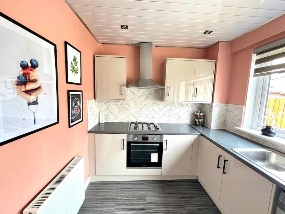 Quirky, Family Home In Glasgow Cardonald Экстерьер фото