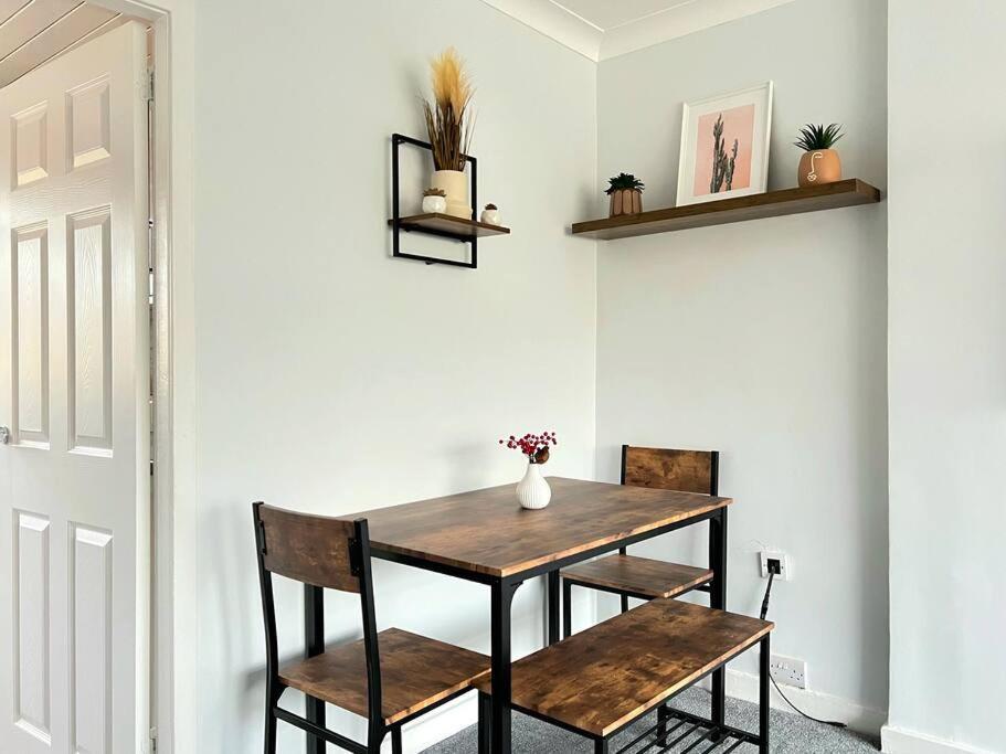 Quirky, Family Home In Glasgow Cardonald Экстерьер фото