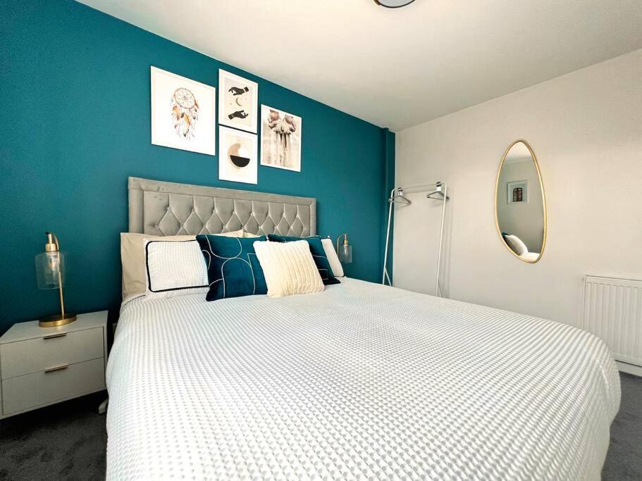 Quirky, Family Home In Glasgow Cardonald Экстерьер фото