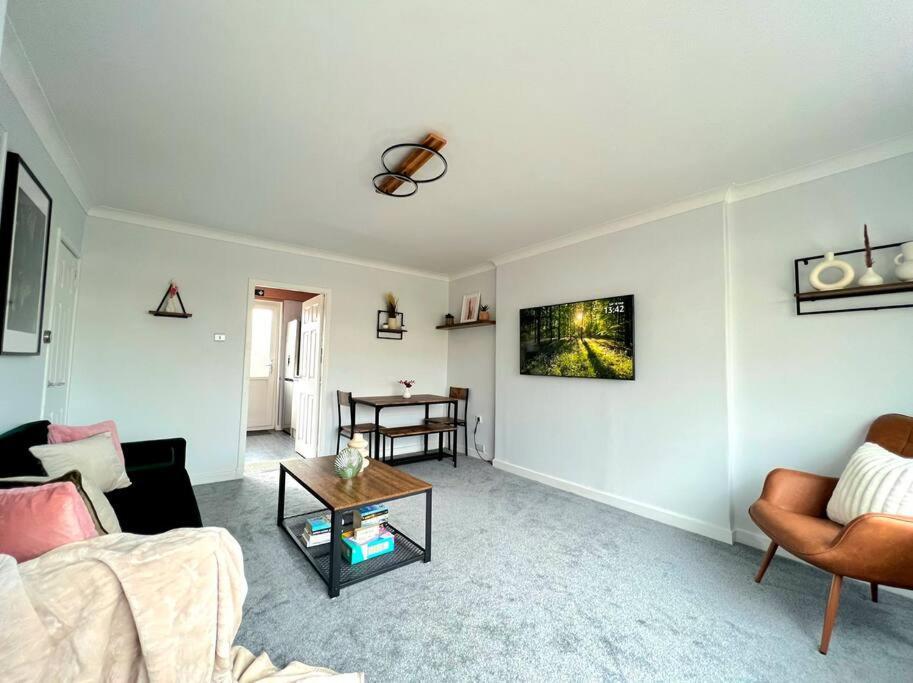 Quirky, Family Home In Glasgow Cardonald Экстерьер фото