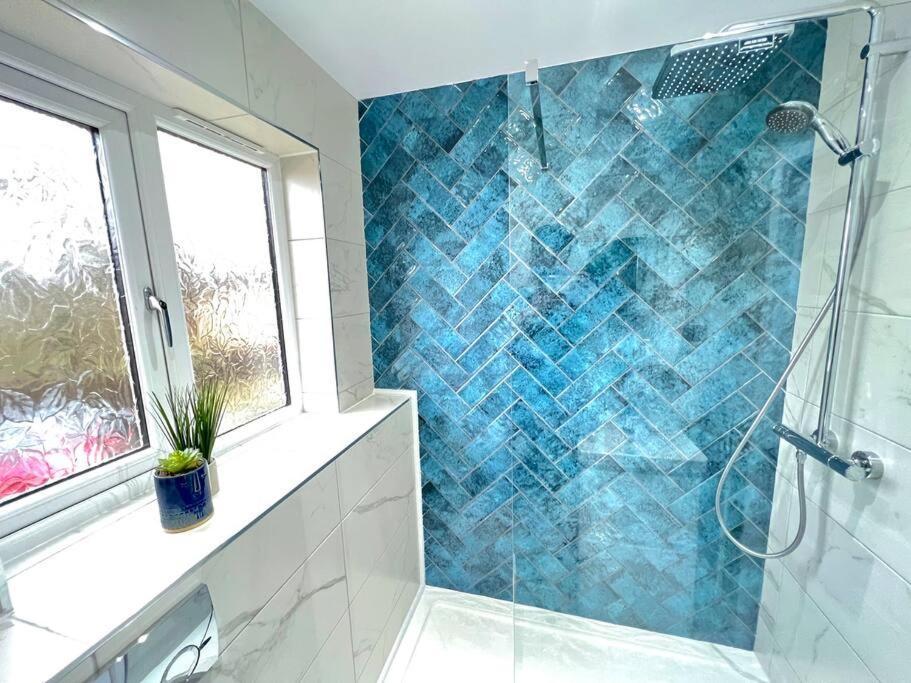 Quirky, Family Home In Glasgow Cardonald Экстерьер фото