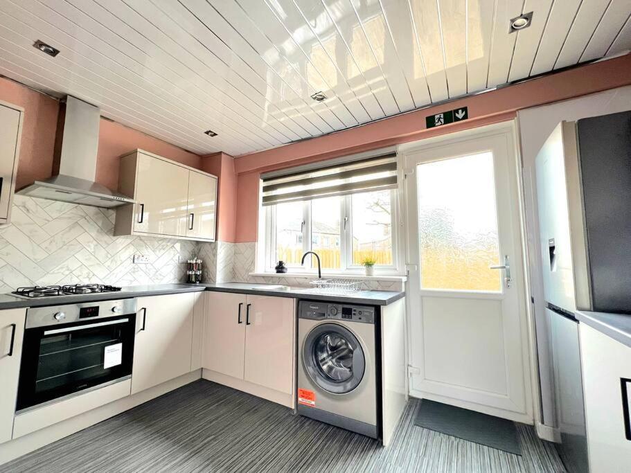 Quirky, Family Home In Glasgow Cardonald Экстерьер фото