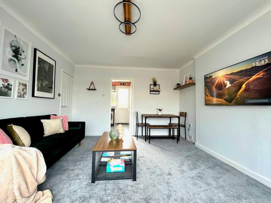 Quirky, Family Home In Glasgow Cardonald Экстерьер фото