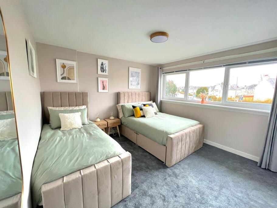 Quirky, Family Home In Glasgow Cardonald Экстерьер фото