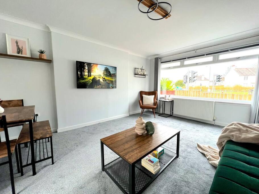Quirky, Family Home In Glasgow Cardonald Экстерьер фото